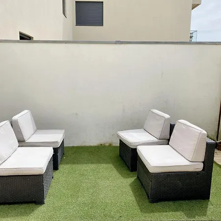 Spacious In With Fireplace, 87 Sqm *