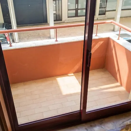 Spacious In With Fireplace, 87 Sqm